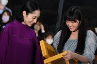 左から深津絵里、原菜乃華。