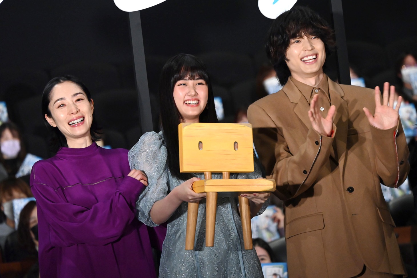 「すずめの戸締まり」初日舞台挨拶にて、左から深津絵里、原菜乃華、松村北斗。