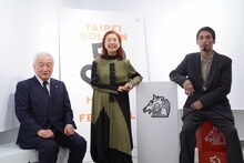 左から伊丹プロダクションの代表取締役会長を務める玉置泰、宮本信子、伊丹プロダクション代表取締役社長の池内万平。