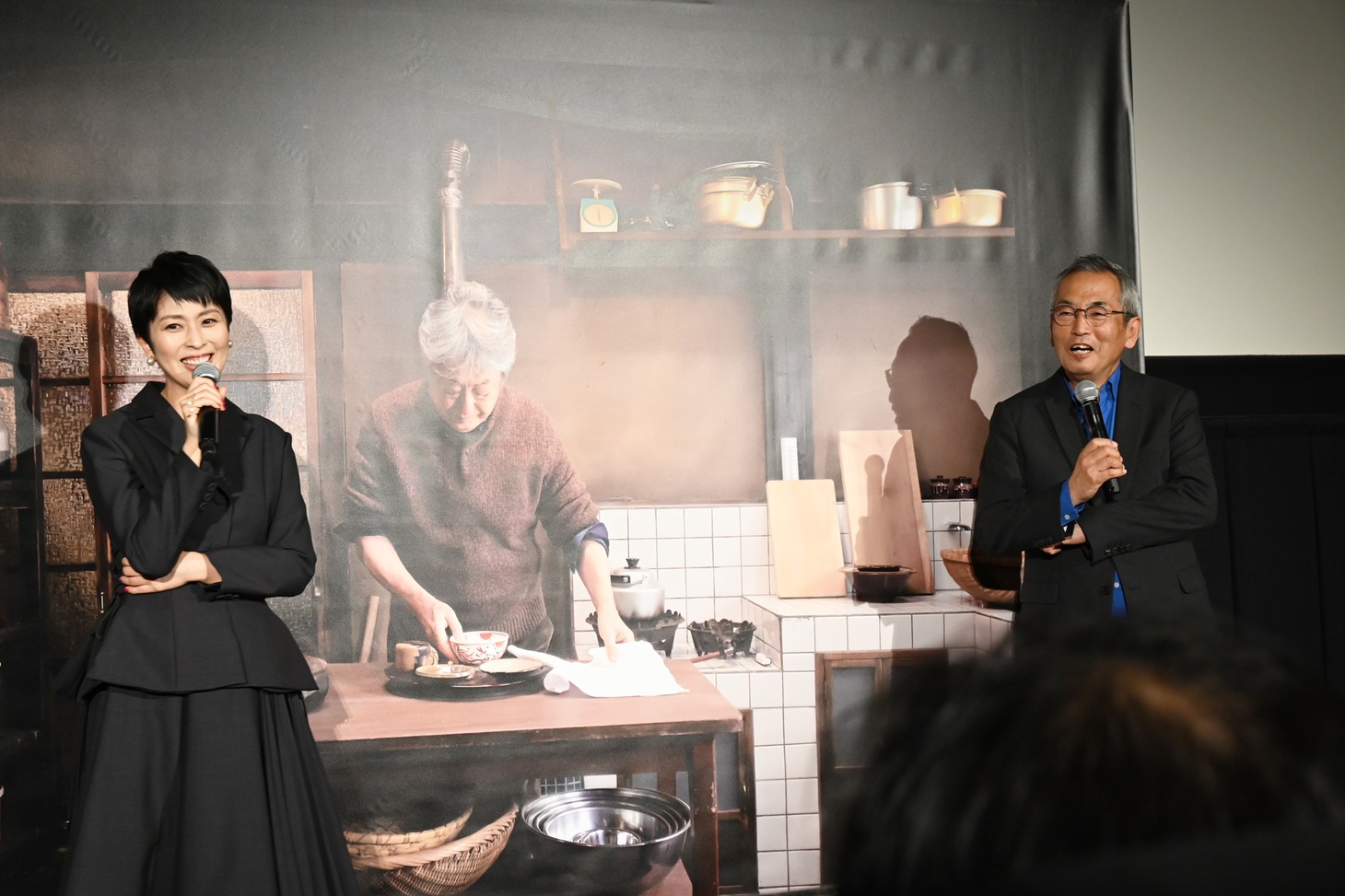 左から松たか子、土井善晴。