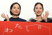 「わたしのお母さん」公開記念舞台挨拶にて、左から井上真央、阿部純子。