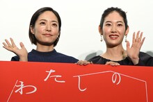 「わたしのお母さん」公開記念舞台挨拶にて、左から井上真央、阿部純子。