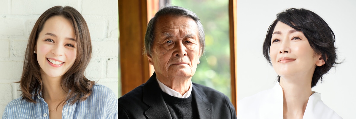 左から加藤ローサ、山崎努、麻生祐未。