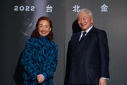 左から宮本信子、伊丹プロダクションの代表取締役会長を務める玉置泰。