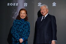 左から宮本信子、伊丹プロダクションの代表取締役会長を務める玉置泰。