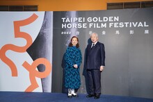 左から宮本信子、伊丹プロダクションの代表取締役会長を務める玉置泰。