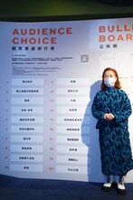 観客賞のランキングの横に立つ宮本信子。11月11日時点では2位に「メタモルフォーゼの縁側」、7位に「タンポポ」、10位に「お葬式」、12位に「スーパーの女」がランクインした。