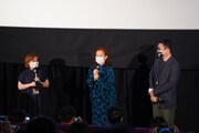 台北金馬映画祭「お葬式」舞台挨拶の様子。左から通訳者、宮本信子、台北金馬映画祭CEOの聞天祥（ウェン・テン・シャン）。