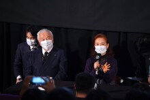 左から玉置泰、宮本信子