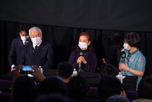 左から玉置泰、宮本信子、司会者。