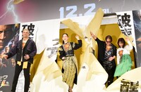 “破壊神”にちなみ、登壇者たちが壁紙を破壊して登場する様子。