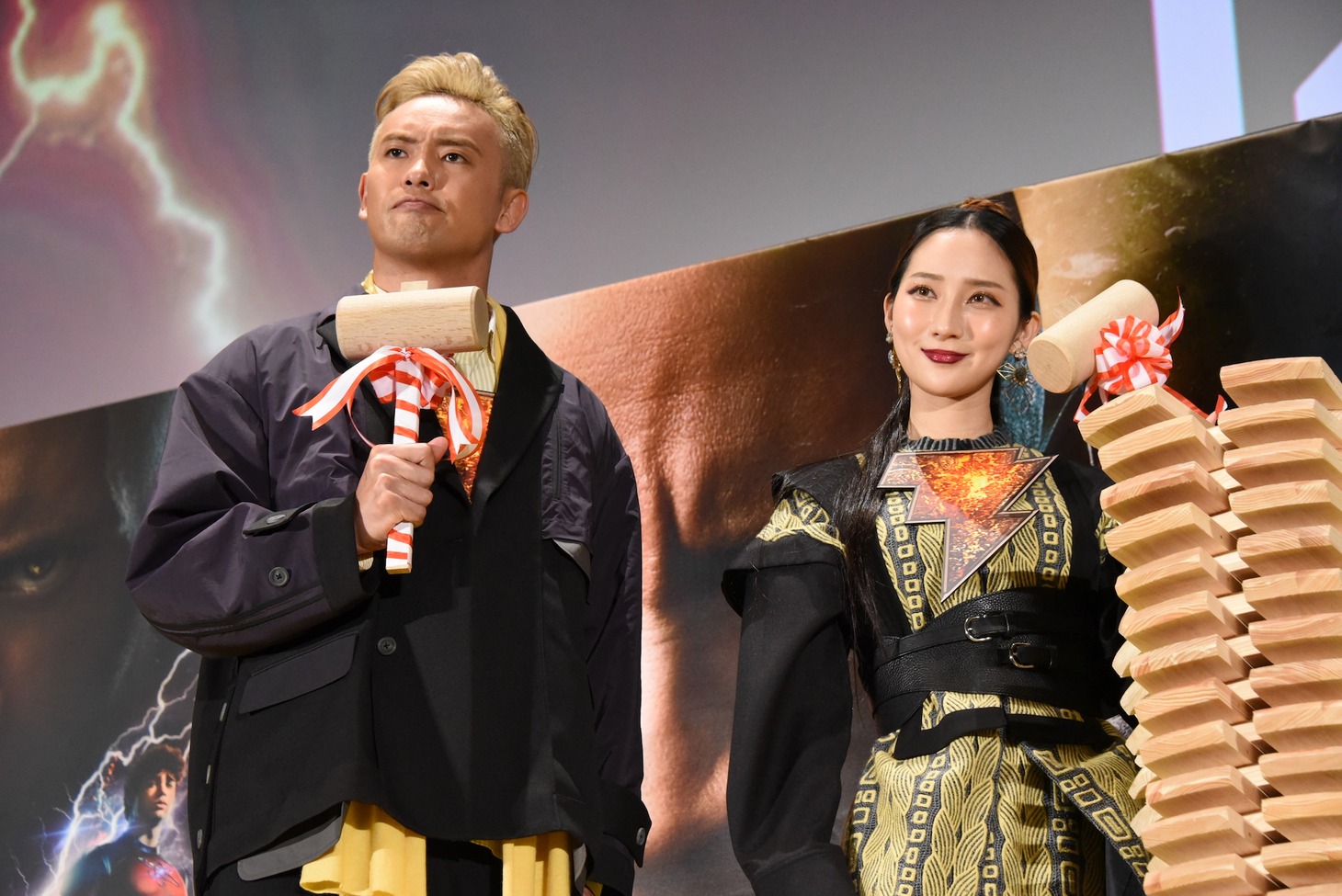 左からオカダ・カズチカ、ファーストサマーウイカ。