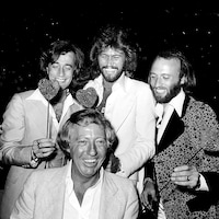 ビー・ジーズ（後列）とロバート・スティグウッド（手前）。(c)1978 Shutterstock / Photo credit: Globe Photos / Mediapunch / Shutterstock