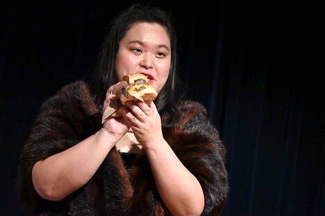 食レポする田辺智加。