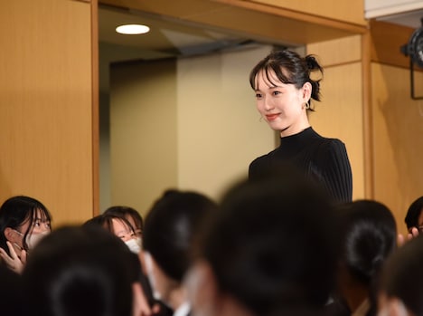 学生たちの前に登場する戸田恵梨香。