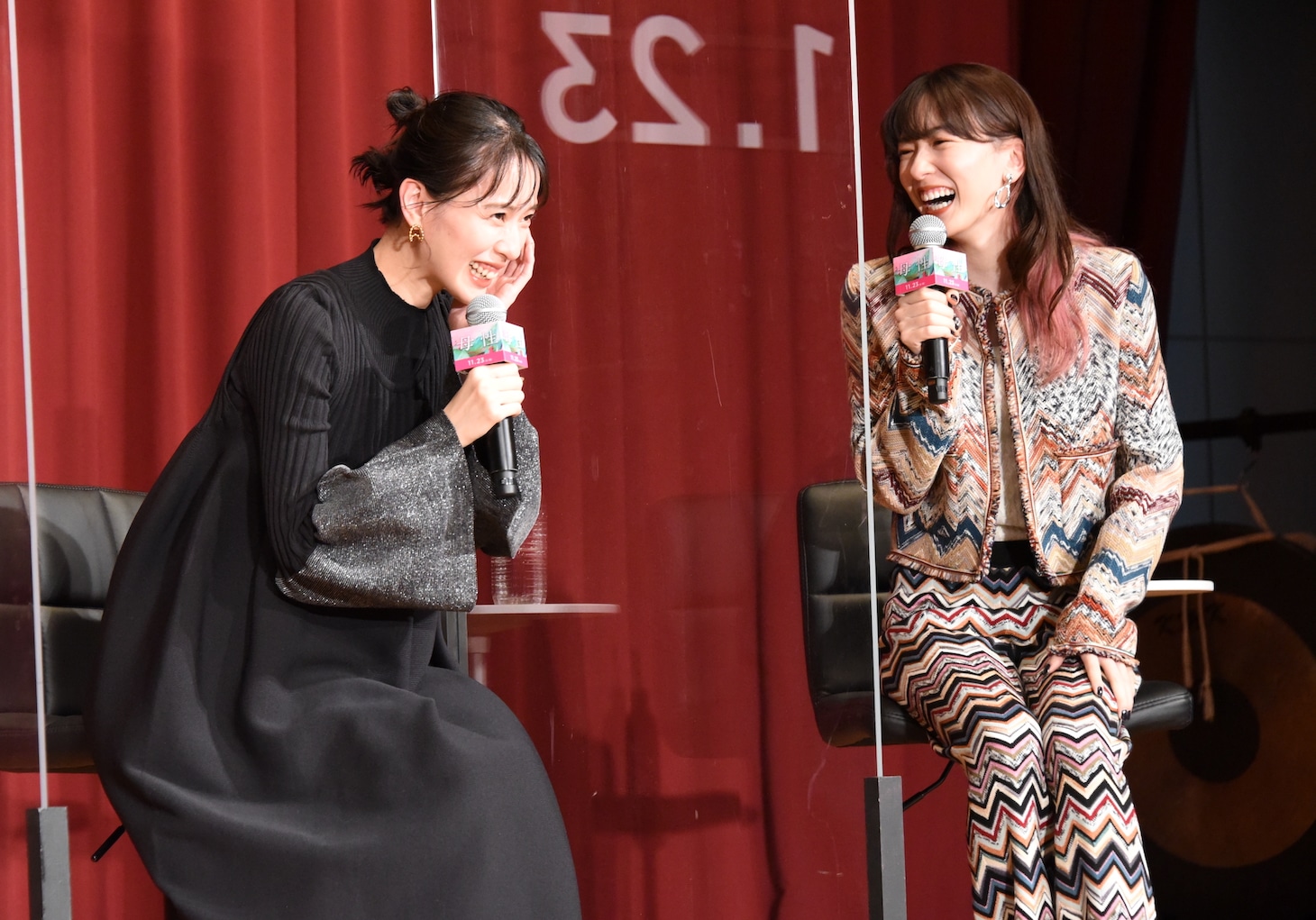 左から戸田恵梨香、永野芽郁。