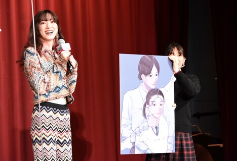 学生が描いた「母性」のポスターを見て笑顔を浮かべる永野芽郁（左）。