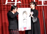 学生が描いた「母性」のポスターを受け取る戸田恵梨香（右）。