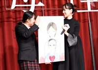 学生が描いた「母性」のポスターを受け取る戸田恵梨香（右）。