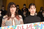 左から永野芽郁、戸田恵梨香。