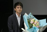 花束を持って現れた北村匠海。