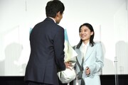 北村匠海（手前）の登場に驚く三浦透子（奥）。