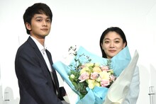 左から北村匠海、三浦透子。