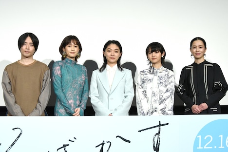 左から玉田真也、前田敦子、三浦透子、伊藤万理華、坂井真紀。