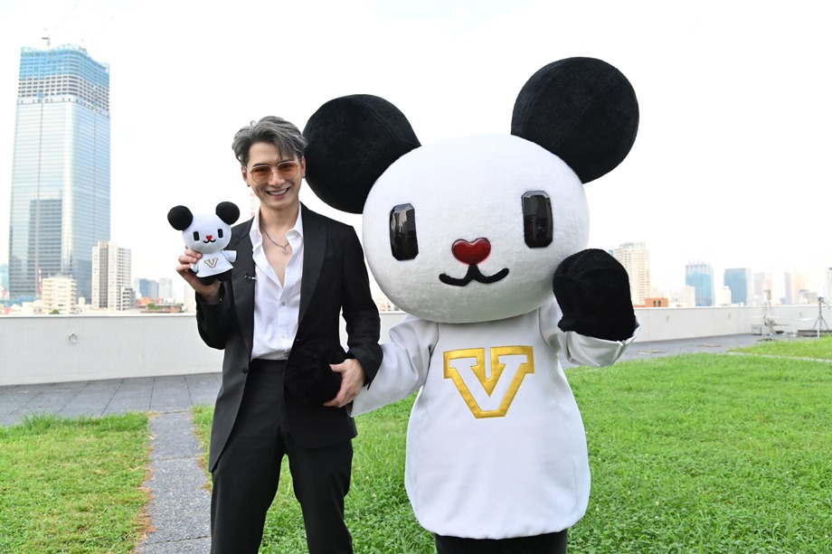 左からゴーちゃん。のぬいぐるみを持ったKrist、ゴーちゃん。。(c)テレビ朝日