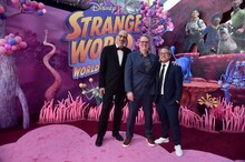 左からプロデューサーのロイ・コンリ、監督のドン・ホール、共同監督のクイ・グエン。