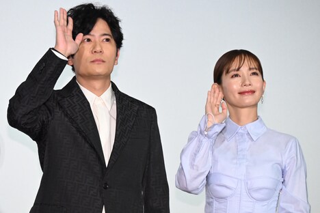 左から稲垣吾郎、中村ゆり。