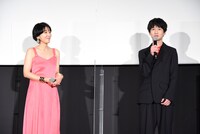 坂元愛登（右）を優しく見つめる安藤サクラ（左）。