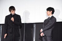 「最近気になる、ある〇〇」を聞かれ考え込む窪田正孝（左）と、それを見る妻夫木聡（右）。