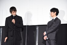 「最近気になる、ある〇〇」を聞かれ考え込む窪田正孝（左）と、それを見る妻夫木聡（右）。