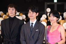 左から窪田正孝、妻夫木聡、安藤サクラ。