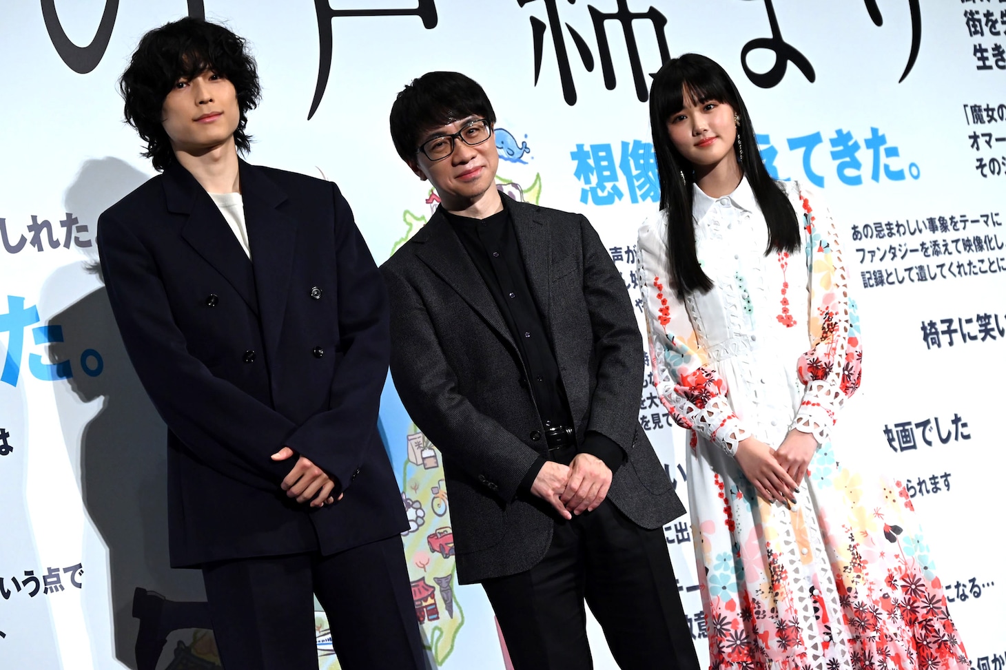 「すずめの戸締まり」の大ヒット舞台挨拶にて、左から松村北斗、新海誠、原菜乃華。