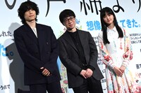 「すずめの戸締まり」の大ヒット舞台挨拶の様子。左から松村北斗、新海誠監督、原菜乃華。