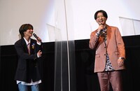 左から安井謙太郎、鈴木拡樹。