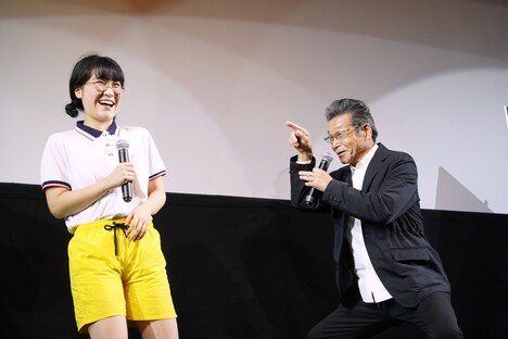 左から辻凪子、間寛平。