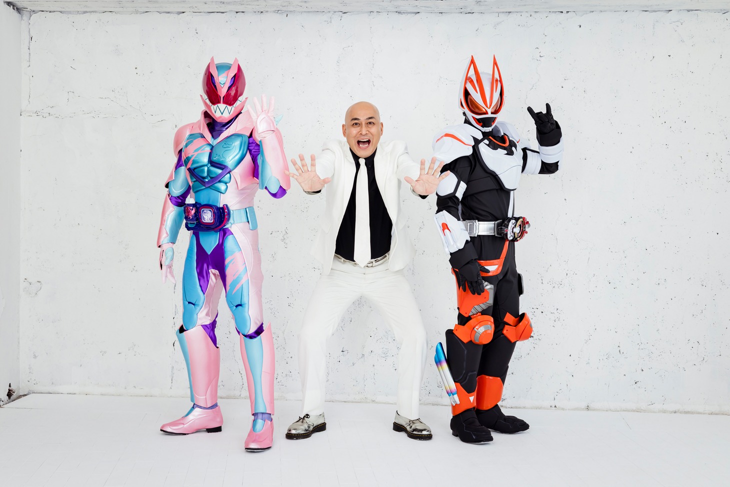 左から仮面ライダーリバイス、長谷川雅紀、仮面ライダーギーツ。