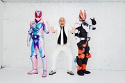 左から仮面ライダーリバイス、長谷川雅紀、仮面ライダーギーツ。