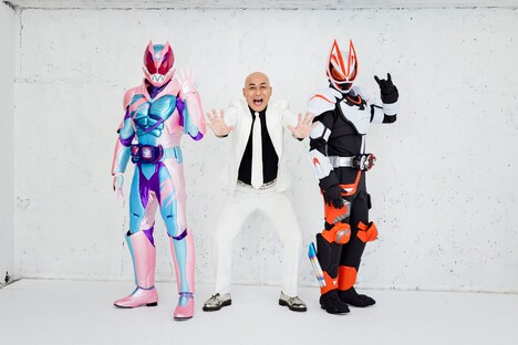 左から仮面ライダーリバイス、長谷川雅紀、仮面ライダーギーツ。