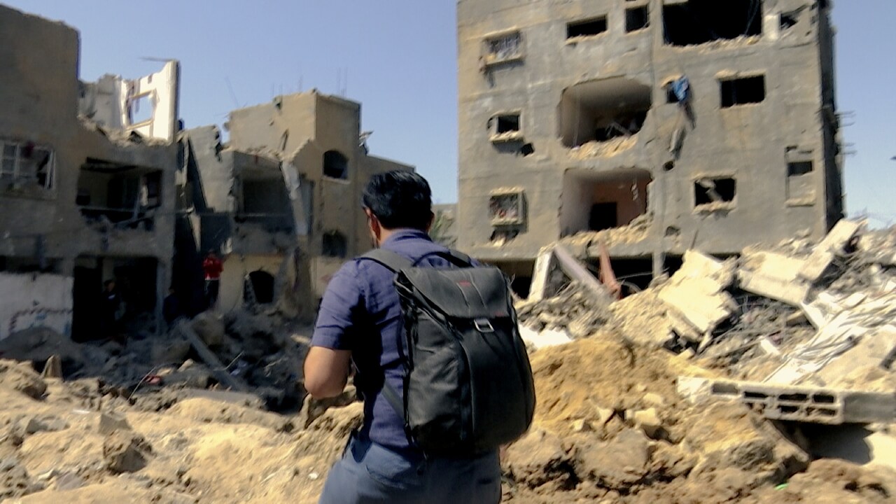 須賀川拓のドキュメンタリー「戦場記者」紛争地を捉えた新写真