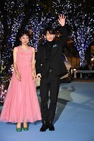 会場に登場した満島ひかり（左）、佐藤健（右）。