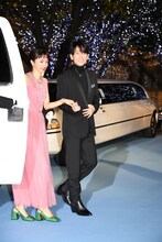 会場に登場した満島ひかり（左）、佐藤健（右）。