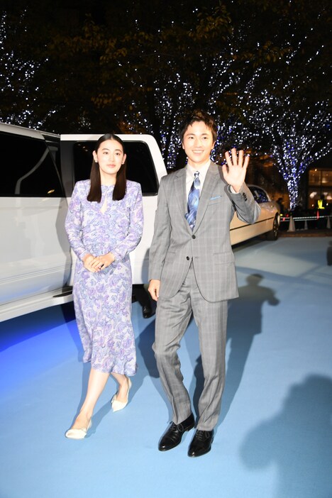 会場に登場した八木莉可子(左)、木戸大聖(右)。