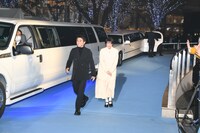 会場に登場した中尾明慶（左）、夏帆（右）。