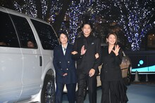 会場に登場した寒竹ゆり（左）、向井理（中央）、小泉今日子（右）。