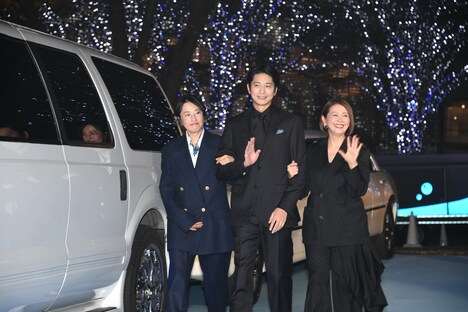 会場に登場した寒竹ゆり(左)、向井理(中央)、小泉今日子(右)。