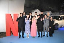 前列左から向井理、八木莉可子、満島ひかり、佐藤健、木戸大聖、小泉今日子。後列左から寒竹ゆり、荒木飛羽、夏帆、中尾明慶、アオイヤマダ。